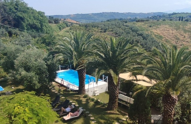 Landhaus von grünen Palmen Oleander,Olivenbäume und Weinbergen umgeben