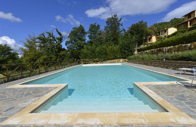 Landhaus in Dorf mit Pool in der Nähe von Castagneto Carducci und Bolgheri