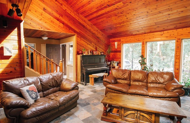 Country home at BC's Best Lake! Hot tub, nature views and lake access.