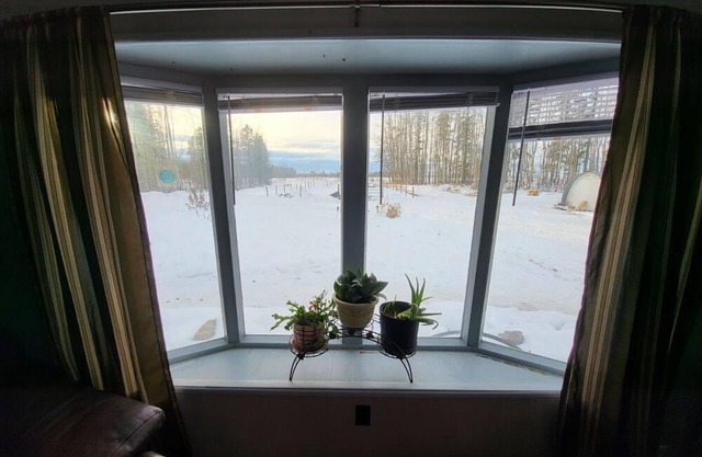 Country home on a secluded farm with walking trails. Horses welcome