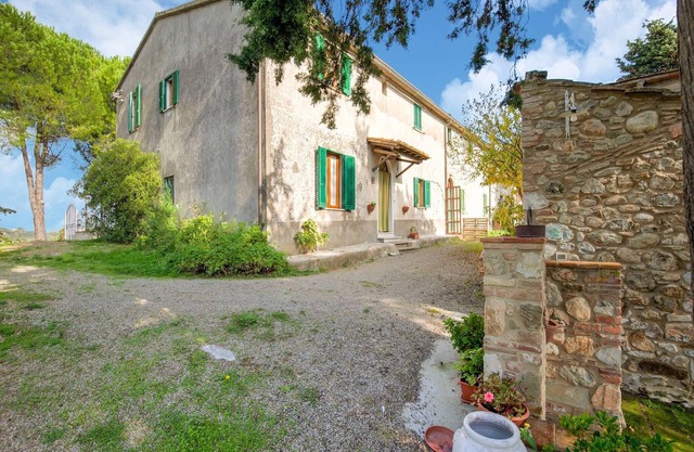 Ruhiges Ferienhaus in Chianni mit Garten