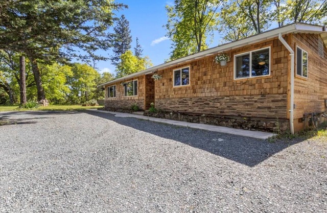 Country home on 2 acres just minutes to town