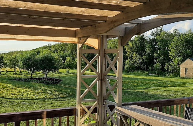 Country home with games room and 5 acres, near Birds Hill Park