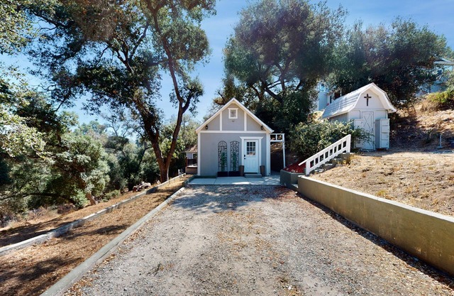 Country home with stunning views, AC, washer/dryer, & patio