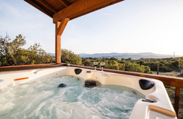 Country Hot Tub Hideaway with Amazing Views