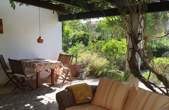 Country house apartment with bathing lake and pool, near the beach (2-4 people)