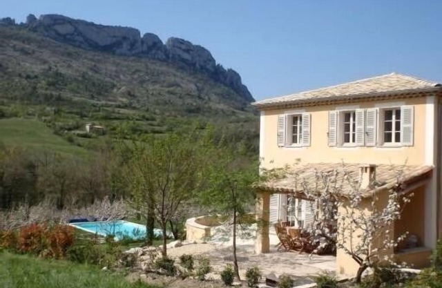 Landhaus mit beheiztem Pool von 115,5 m³ auf Flussgrundstück mit freiem Blick