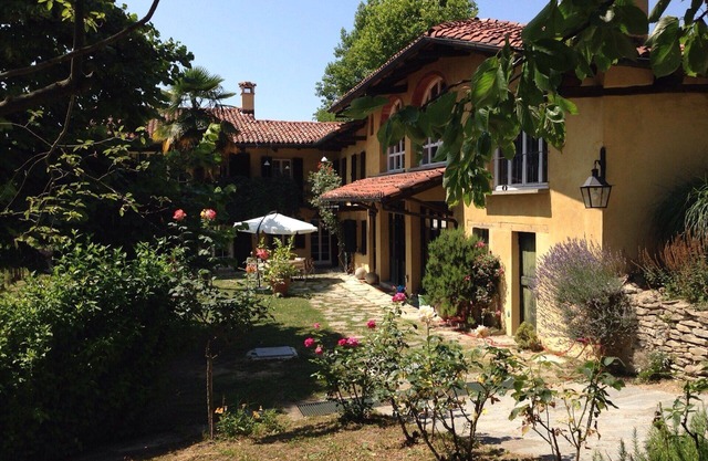 Landhaus auf den Langhe Hills mit herrlichem Blick / Sauna
