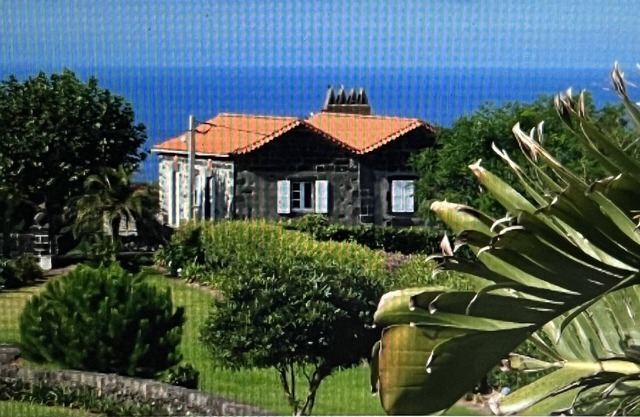 Altes Bauernhaus mit Blick aufs Meer