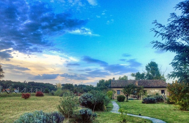 Landhaus mit großem Garten in Montone, 25 Autominuten vom Flughafen Perugia entfernt