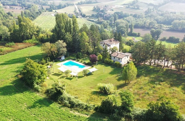 Landhaus mit großem Pool und privatem Restaurant im grünen Herzen Italiens