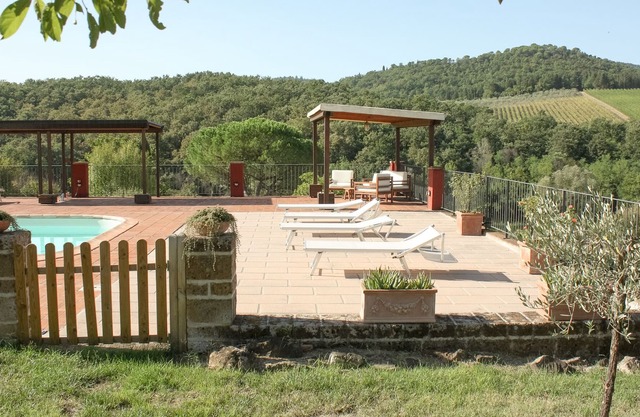 Country house with outbuilding and private pool, close to Florence