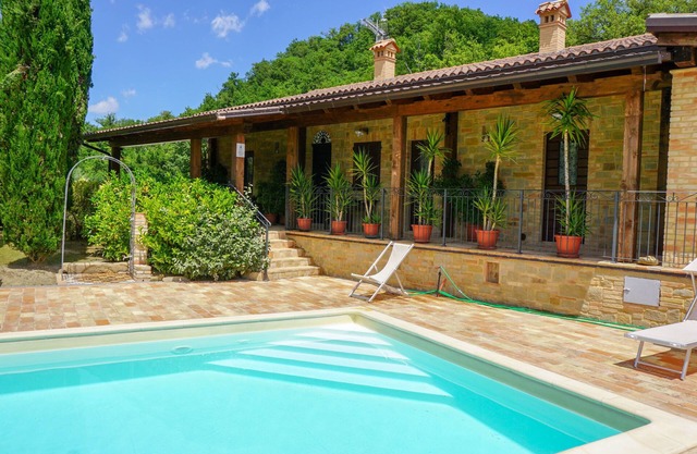 Landhaus mit Pool und herrlichem See- und Bergblick