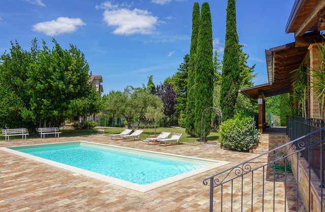 Landhaus mit Pool und herrlichem Blick auf See und Berge