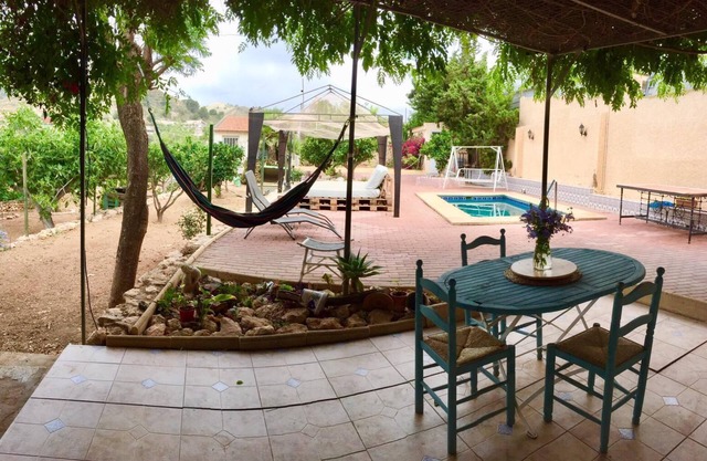 LANDHAUS MIT POOL AM STRAND