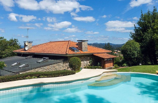 Country house with swimming pool in Valença!
