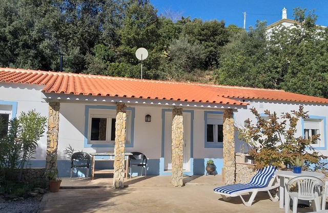 LANDHAUS MIT SWIMMINGPOOL, IN RUHIGER LAGE 15 Minuten vom Strand entfernt