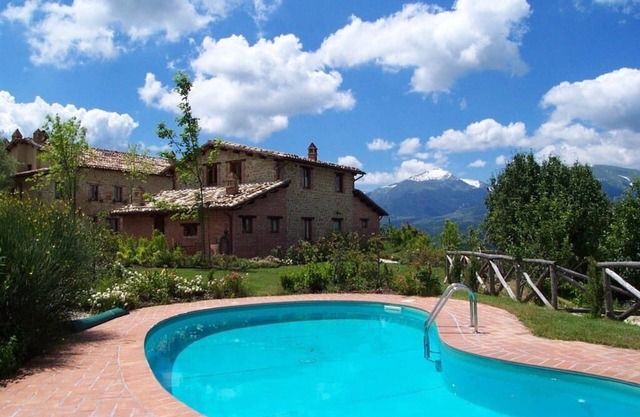 Bauernhaus mit Blick auf die Sibillini-Berge und Schwimmbad
