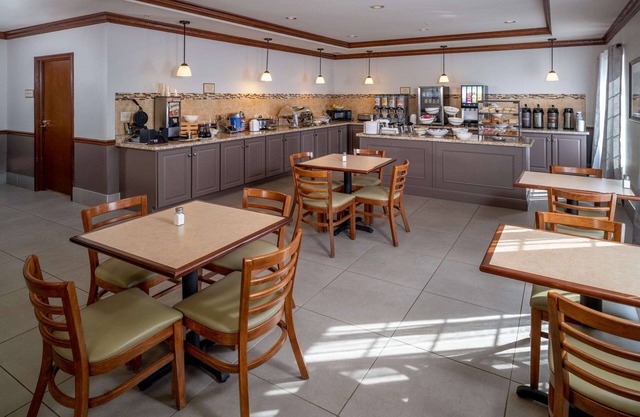 Country Inn & Suites by Radisson, Charleston South, WV