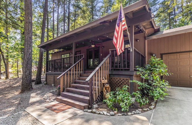 COUNTRY LAKE RETREAT. New on the market! Special rate. Book now.