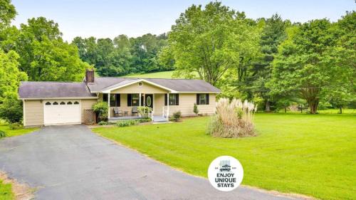 Country Lane Cottage- privacy & quiet neighborhood