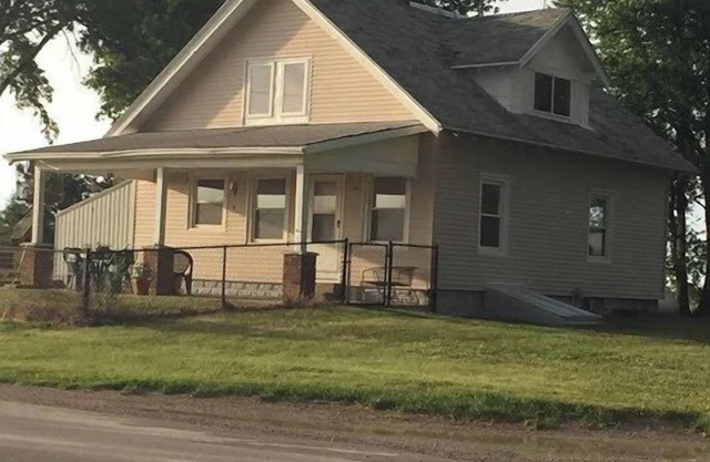 Country living but less than 15 mins to downtown Iowa City. Most pets welcomed.