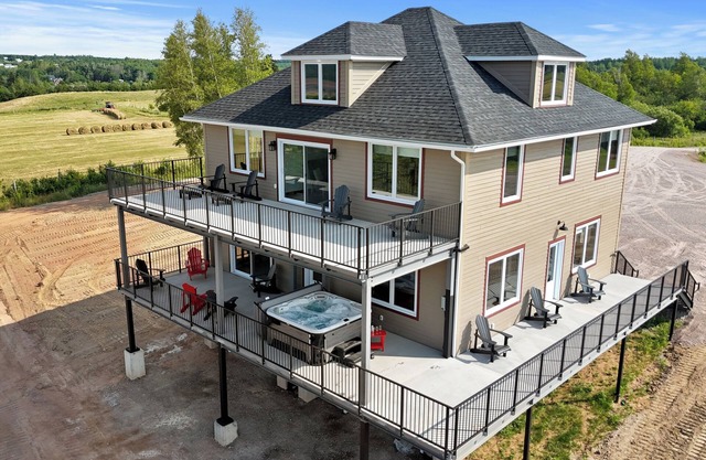Country Living Large 6 bedroom Home, newly renovated. 5 bathrooms, Amazing View.