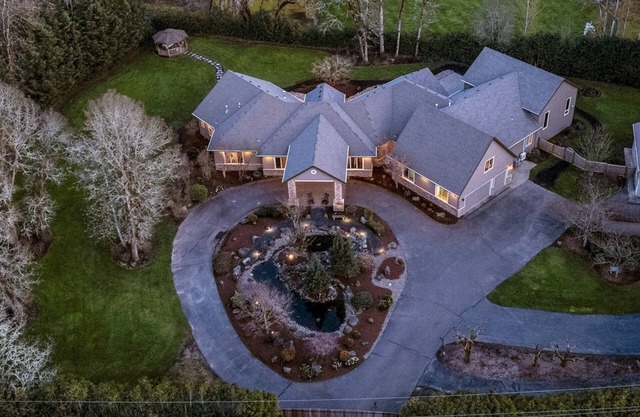 Country Luxury in Private Manor, Pet Friendly, Hot Tub, Indoor Basketball Ct, Billiards, on 2 Acres