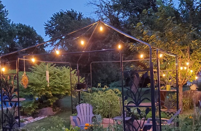 Country Manor....a cozy zen oasis with large studio!