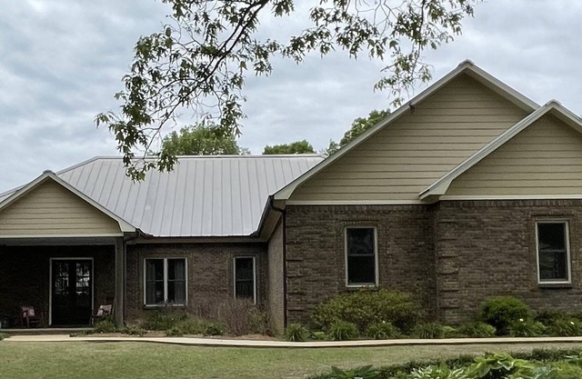 Country oasis just minutes from town