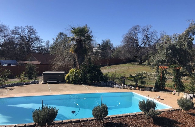 Country oasis with shared swimming pool & hot tub, back yard/deck