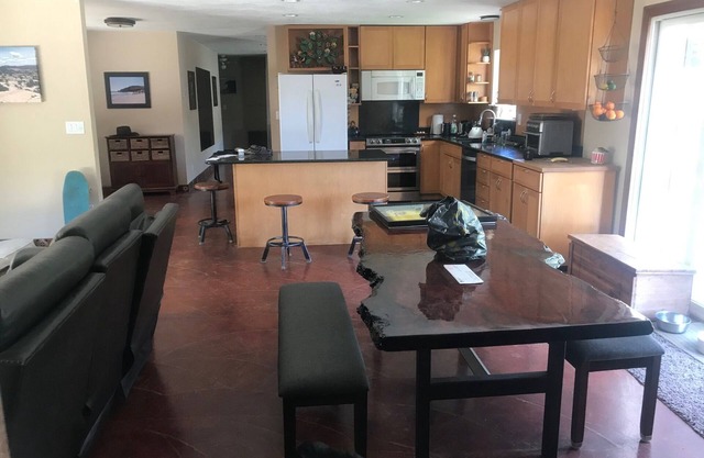 Country paradise 20 minutes to Monterey, Laguna Seca and SC. Gated for pets.