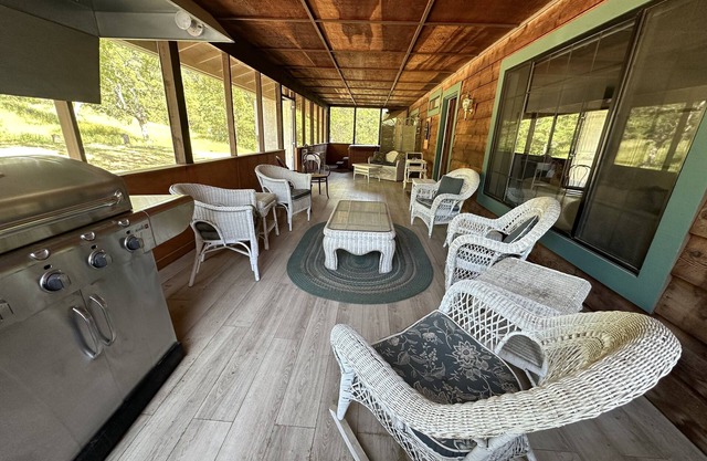 Country Retreat, 23 mi. Entrance Kings Canyon NP, Ideal Remote Work, EV Charger