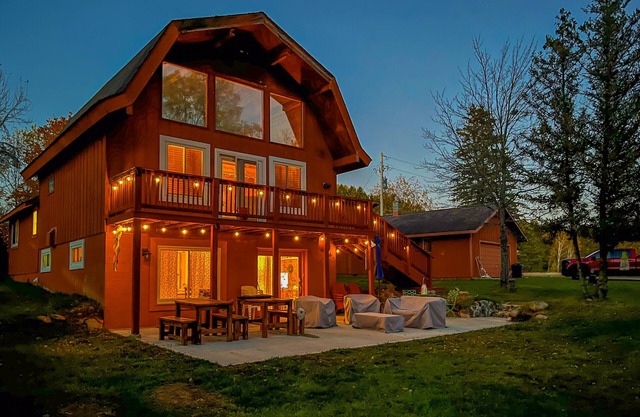 Country retreat on the Manistee National Forest w/ outside space