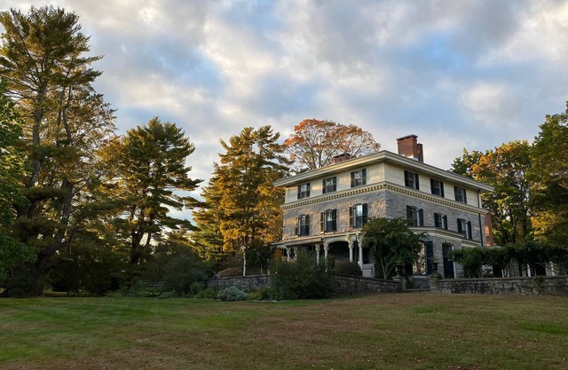 Country Retreat with Pool abutting nature preserve & 5 min drive from CT beaches