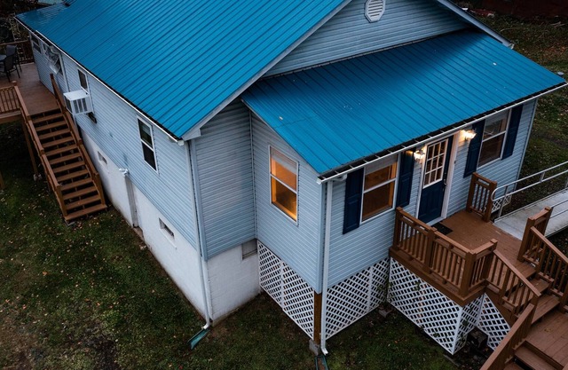 Country Roads House - former miners' home w/elevated deck, fast wifi, fire pit