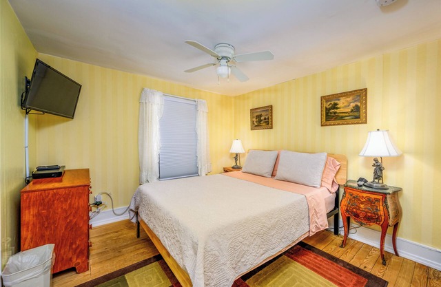 Country Room Inviting, colorful, and cozy room with a Queen Size bed, and en suite bathroom. Sleeps 2. A gourmet breakfast is FREE and served fresh each morning. Country Room is located on the second floor of Mountain Treasure Bed and Break
