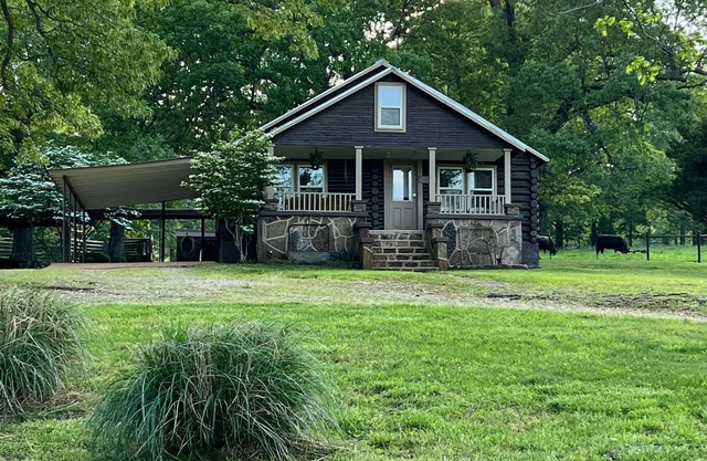 Country setting Old Log Home 5 mins to Spring River