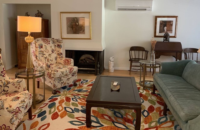 Country solitude, spacious pool home, 10 minutes to town.