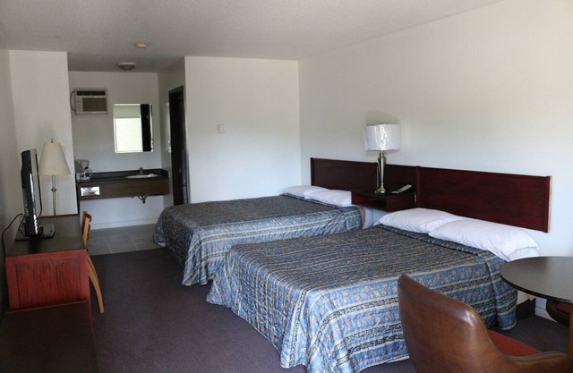 COUNTRY SQUIRE MOTOR INN