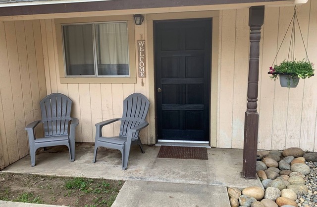Country studio apartment minutes from town