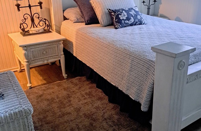 Country style 2-bedroom bungalow in Lake Placid with WiFi