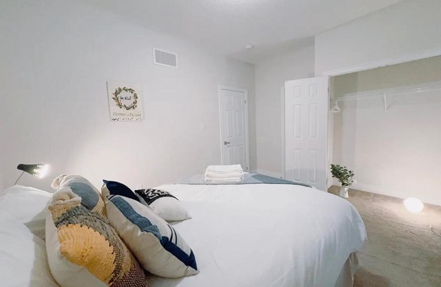 Country-Style King BR-Close to 401, Go Train, Mall