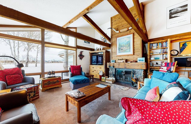 Country townhome next to golf course with mountain view & vaulted ceilings