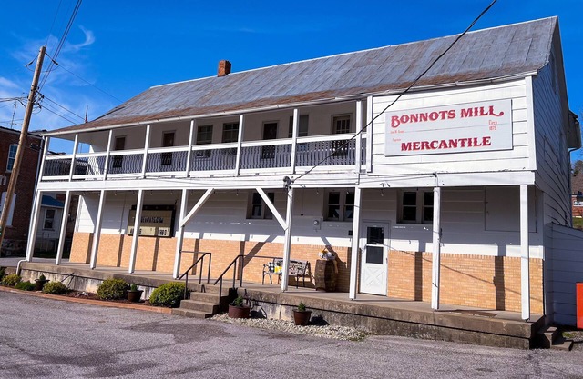 Country Townhouse near Osage River: Go boating, UTV gravel roading, fishing!