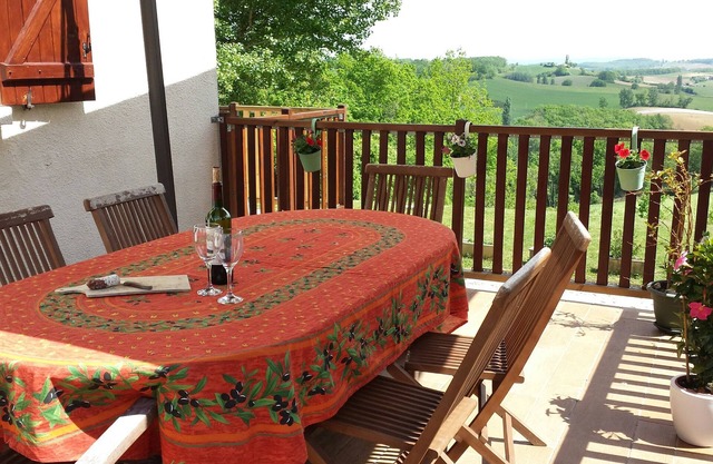 Landhaus-Villa, herrliche Aussicht, großer Garten Kinderspielplatz, Pool über dem Boden.