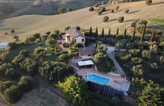 Landhausvilla in Panoramalage mit Pool und in Strandnähe (9km)