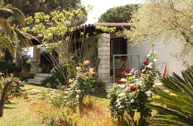 Landhaus-Villa am Meer mit Garten