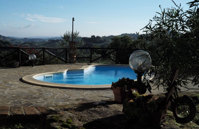 Ländliche Villa mit Privatpool, Schattiger Veranda und Erhöhtem Panoramablick