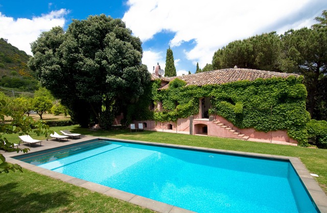 Landhaus-Villa mit privatem Pool, großen Grünflächen